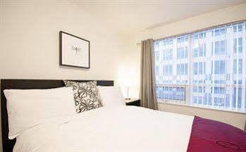 טורונטו Royal Stays Suites - Blue Jays Way מראה חיצוני תמונה